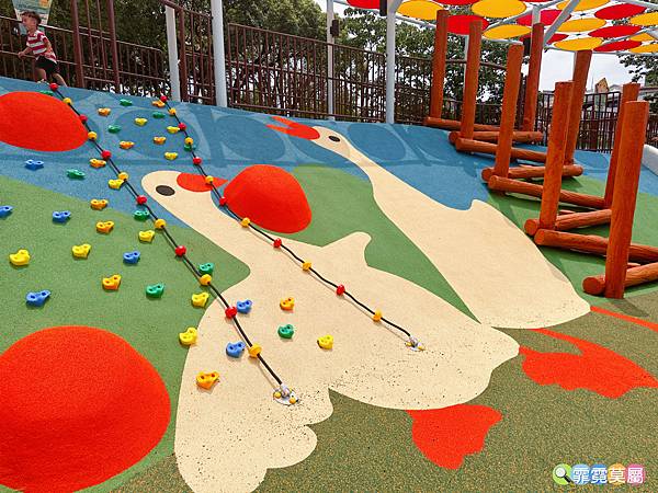 ★桃園公園★ 平鎮民俗文化公園，最新親子公園放電孩子! 超特別穀倉造型主題場，有攀爬網架、旋轉盤、溜滑梯和溜滑梯等好玩又繽紛的遊戲場 8 2025
