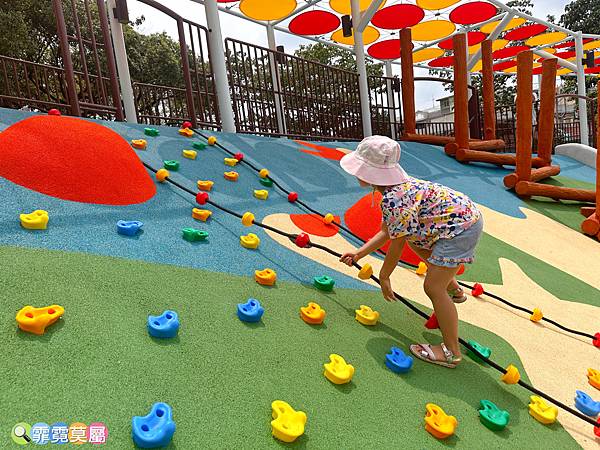 ★桃園公園★ 平鎮民俗文化公園，最新親子公園放電孩子! 超特別穀倉造型主題場，有攀爬網架、旋轉盤、溜滑梯和溜滑梯等好玩又繽紛的遊戲場 9 2025