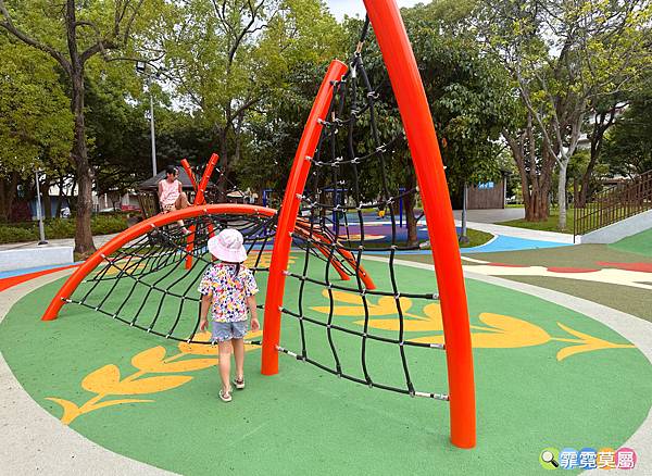 ★桃園公園★ 平鎮民俗文化公園，最新親子公園放電孩子! 超特別穀倉造型主題場，有攀爬網架、旋轉盤、溜滑梯和溜滑梯等好玩又繽紛的遊戲場 15 2025