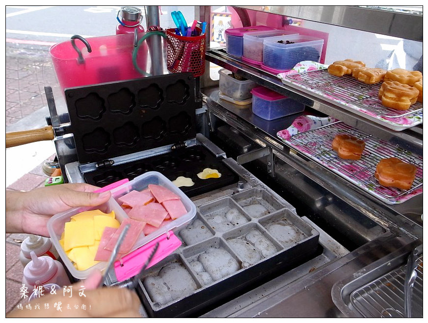 【台南安平】柯吉BAR 鮮奶脆皮雞蛋糕|人氣國民銅板美食,萌萌喵掌好可愛~豐富內餡好好吃! 【台南安平】柯吉BAR 鮮奶脆皮雞蛋糕|人氣國民銅板美食,萌萌喵掌好可愛~豐富內餡好好吃!