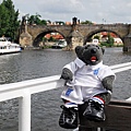 橫跨伏爾塔瓦河的查理士橋Charles Bridge