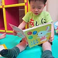 專心看書的小孩好棒喔.JPG