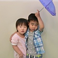 祐熏和安安姐姐一起撐小傘.JPG