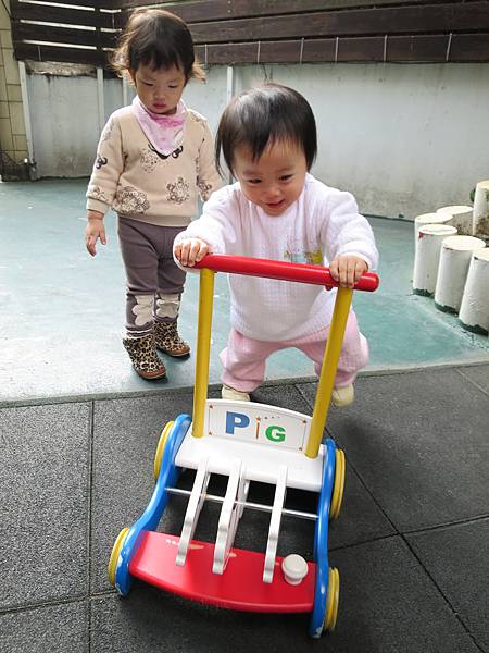 在外面推著學步車走路~心情真是好