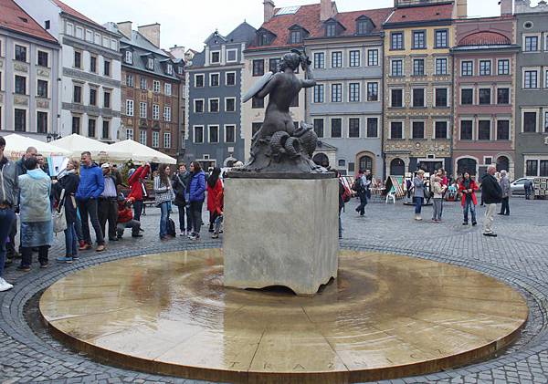 IMG_6134華沙舊城廣場美人魚雕像_調整大小 .JPG