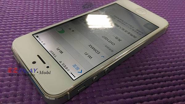 iPhone 5電池膨脹造成螢幕顯示異常