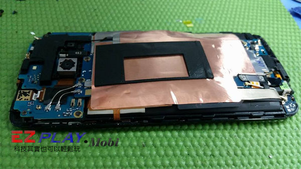 HTC E8電池膨脹到把主機板都弄彎了！