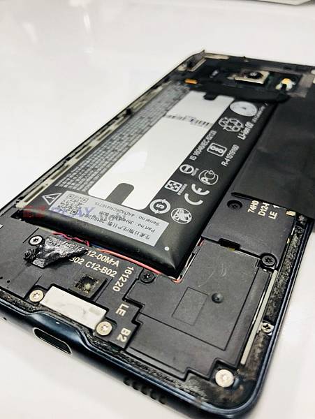 HTC U Ultra電池膨脹.jpg