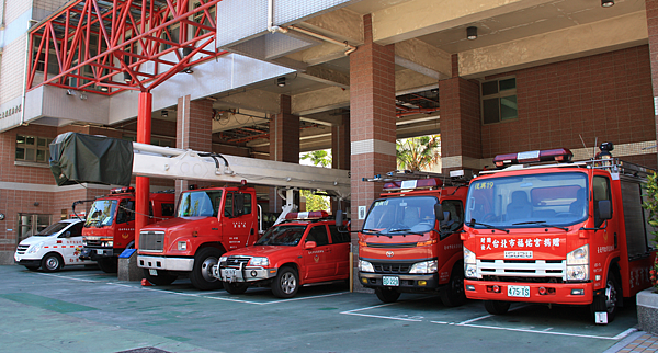 Fire_engines_of_Fuxing_Branch,_Taipei_City_Fire_Department_20100721a.png