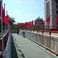 天橋上的國慶日國旗
