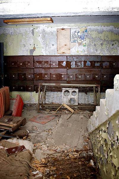 車諾比事件 Chernobyl_Pripyat©Pedro Moura Pinheiro-20-The ground level hall of the 16 story residential apartment building facing the central square of Pripyat, with the mailboxes visible.