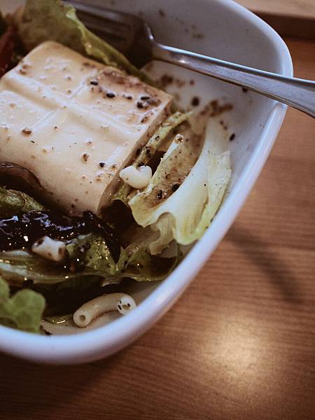 日式和風沙拉還有滿溢豆香的豆腐～好棒好棒！