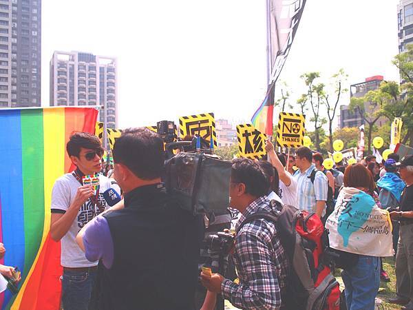 接受民視採訪，宣傳中台灣同志遊行。