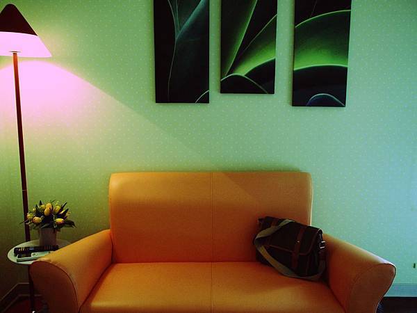 明亮顏色，讓簡約設計的房間活潑了起來！