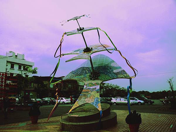 車站前的風箏裝置藝術。