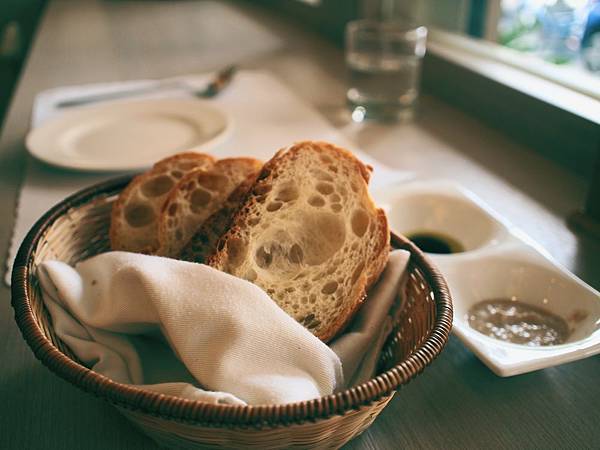 法國麵包配上橄欖油紅酒醋及鮪魚沙拉醬。
