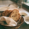 法國麵包配上橄欖油紅酒醋及鮪魚沙拉醬。