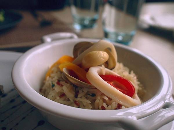 法式海鮮飯，不常品嚐到的長米，配上帶了些南洋氣息的醬汁，真的是與主菜海鱸魚很搭！