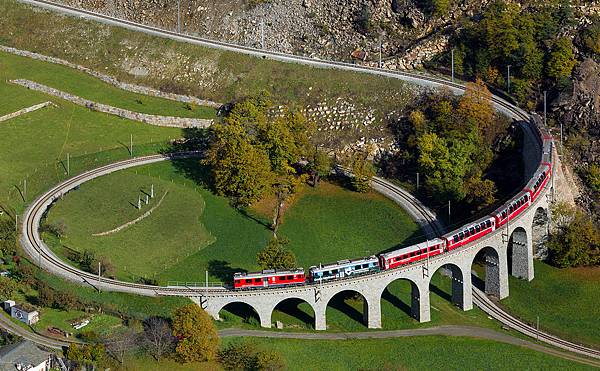 RhB_ABe_4-4_III_Kreisviadukt_Brusio.jpg