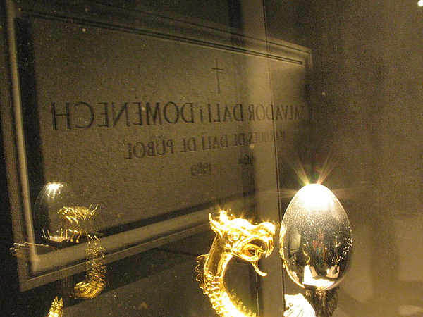 珠寶作品跟達利的墓
