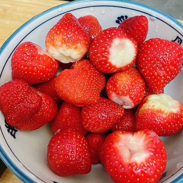 洗草莓.jpg