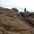 爬來爬去為了更接近Delicate Arch