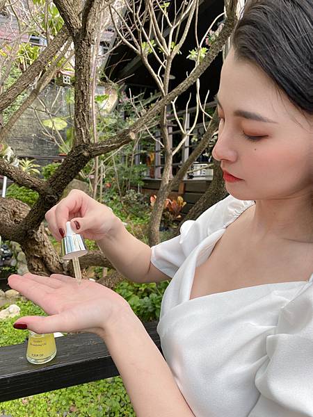 女人知己試用大隊,口碑行銷,部落客行銷,FLEUR CUI繁花萃 金萃賦活油,FLEUR CUI 金萃賦活油,繁花萃 金萃賦活油,小金瓶,舒緩疲倦的肌膚,臉部保養油,鎖水保濕,撫平細紋,天然精油香氣，可紓緩壓力,防止肌膚老化