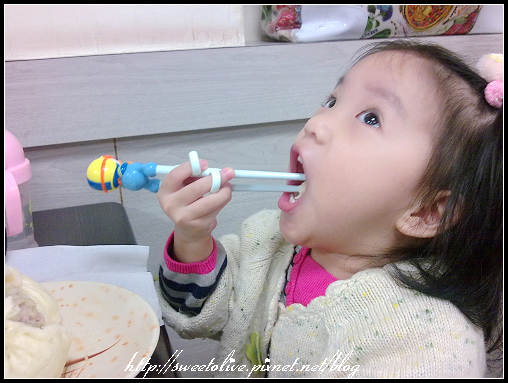 朵朵用筷子-1.jpg 朵朵用筷子-1.jpg