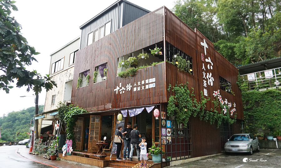 茶馆的外观亮眼有风味,是间会吸引人进入的店家.