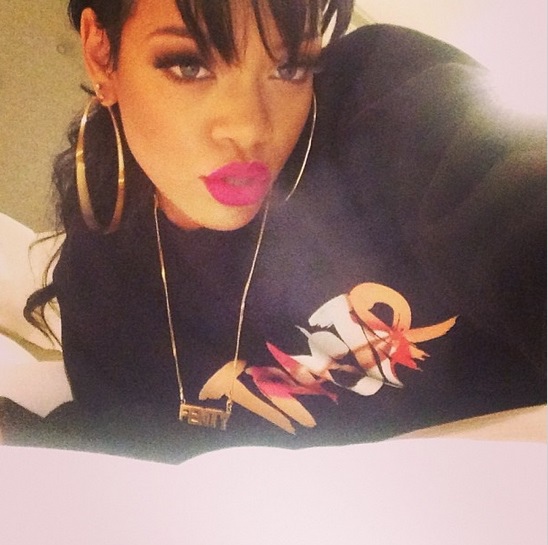 Rihanna-selfie-1