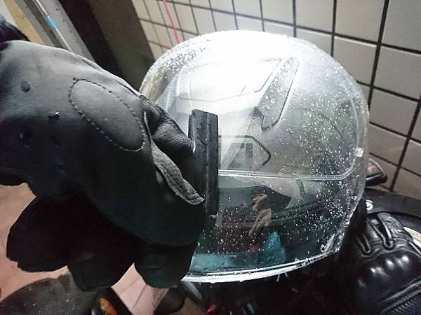 [問題] 給安全帽用的防雨噴霧、撥水劑?