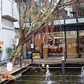 隱身在市中心的古早鐵路宿舍改建的「梅門德藝天地」，很讓我驚艷，因為在這麼高檔的麗水街地段，卻有如此寬敞的茶室與素食堂，高雅又不失清靜，是市區泡茶聊敘的好所在；門前招牌掛著的是「世內桃源」，而非「世外桃源」，有趣。.JPG