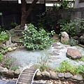 若沒親臨實地，倘端看圖片會直以為這家茶館是在台北市郊外。圖示是茶館的後院賞廳，取名為『善園』。.JPG