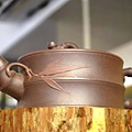 泡茶區壁櫃內的紫砂壺展示。.JPG