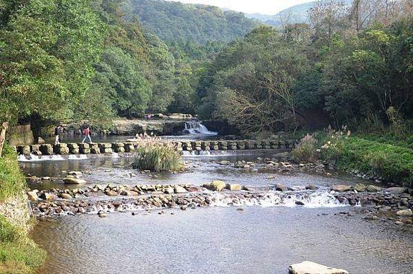 此為「虎豹潭」迎面。宛如大水圳，是北勢溪北支流源頭，潭邊兩座山丘形似猛虎與雲豹，故稱「虎豹潭」。潭深丈餘，清澈如鏡，四週景色宜人，不僅山林景色秀麗，秋季還可欣賞滿山遍谷的芒花。.JPG