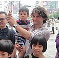 台灣小朋友拍照超愛比「YA」《畫出你自己》導演吉爾波特跟台灣囝仔拍照入境隨俗也比「YA」.jpg