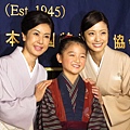 電影《阿信》日本上映前，小林綾子（左）帶著新一代「阿信母女」上戶彩（右）與濱田茲音拜訪外派記者協會。