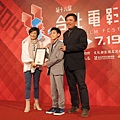 台北電影節主席張艾嘉(左)頒發入圍證書給《暑假作業》男主角楊亮俞(中)、製片高文宏(右)