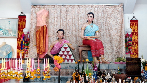 為讓沉睡士兵阿義(班洛普羅瑙Banlop Lomnoi 飾)醒來, 珍吉拉《華麗之墓》虔誠求神問卜感動了仙女,竟下凡向她透漏士兵沉睡的秘密。 為讓沉睡士兵阿義(班洛普羅瑙Banlop Lomnoi 飾)醒來, 珍吉拉《華麗之墓》虔誠求神問卜感動了仙女,竟下凡向她透漏士兵沉睡的秘密。