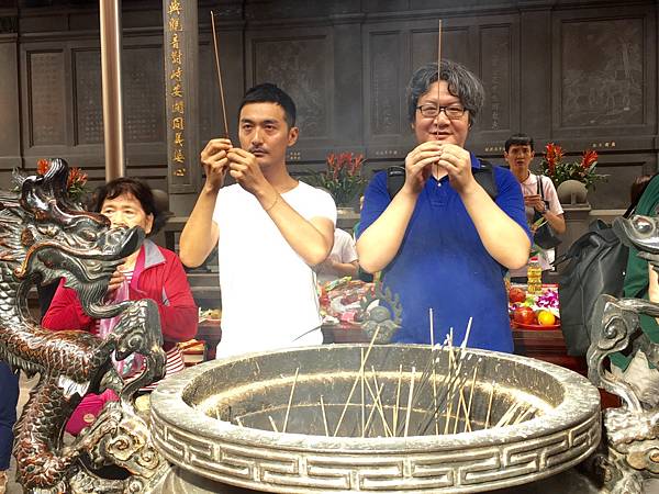 徐浩峰和宋洋師徒二人造訪台北龍山寺，虔誠祈求未來好運勢