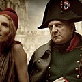 電影《攻佔羅浮宮》讓羅浮宮創始者拿破崙(文森內梅特  飾)與法國大革命自由女神瑪麗安娜(約翰娜阿爾特斯 飾 )穿越時空赫然現身