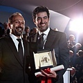 伊朗名導阿斯哈法哈蒂（Asghar Farhadi）新作《新居風暴》（The Salesman），一砲雙響連奪坎城影展最佳男主角和最佳劇本兩大獎，並橫掃全球各大國際影展獎項