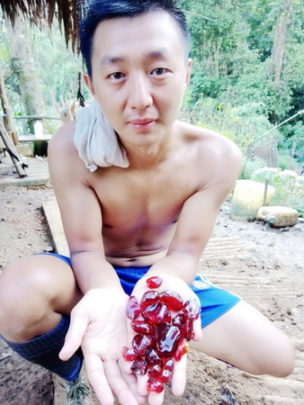 《血琥珀》礦場年輕老闆李仕豪砸千萬投資 渴望藉血珀開採來翻轉人生 《血琥珀》礦場年輕老闆李仕豪砸千萬投資 渴望藉血珀開採來翻轉人生