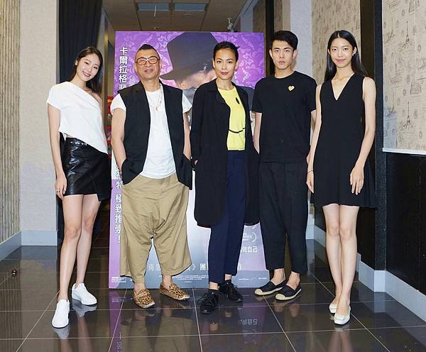 洪偉明(左二)特別帶領資深秀導王聖芬(左三)及名模李家慶(右二)、陳楚雍(左一)、林萱(右一)等人盛裝出席試片會.JPG 洪偉明(左二)特別帶領資深秀導王聖芬(左三)及名模李家慶(右二)、陳楚雍(左一)、林萱(右一)等人盛裝出席試片會.JPG