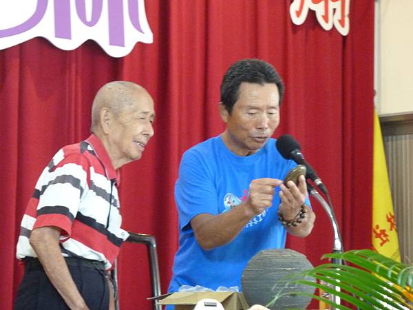 主講人林呈財博士贈送一方萬壽無疆的雅石給高齡96歲的韓國明先生.JPG