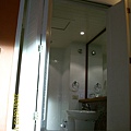 飯店的房間都一定要做可開放式的廁所窗戶