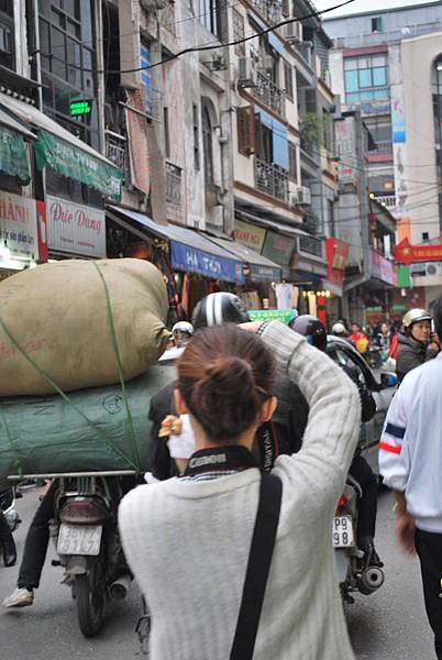 摩托車什麼都可以載的越南人