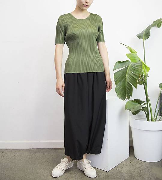 PLEATS_tshirt_and_NEHERA_pants_7.jpg