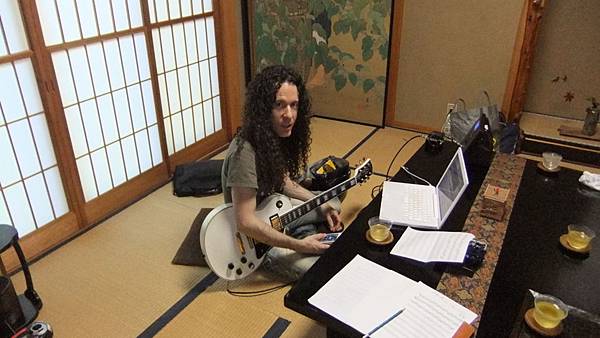 Friedman at the Tokyo home of Koto player Hiroko Kaihou, 2011. Kinya Takano