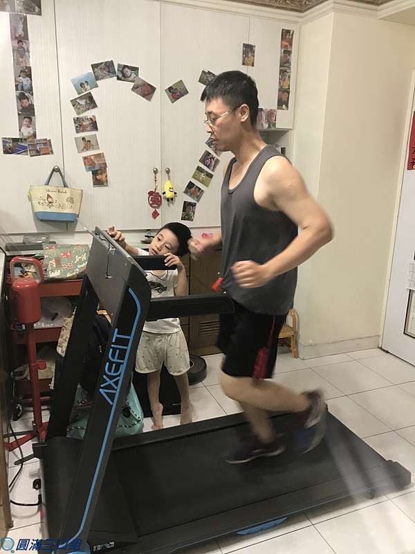 初體驗 Axefit Evolver進化者電動跑步機 家用折疊收納就是超方便不用再出門到健身房囉 圓滿三口組 痞客邦 初體驗 Axefit Evolver進化者電動跑步機 家用折疊收納就是超方便不用再出門到健身房囉 圓滿三口組 痞客邦